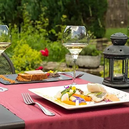 Hostellerie Sainte-Cecile فندق 3*