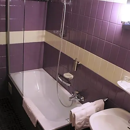 Hostellerie Sainte-Cecile فندق 3*
